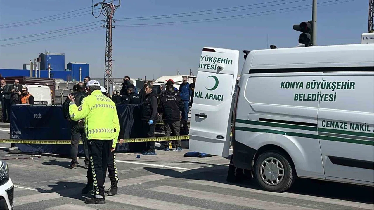Kırmızı ışıkta bekleyen hafif ticari araca motosiklet çarptı: 1 ölü