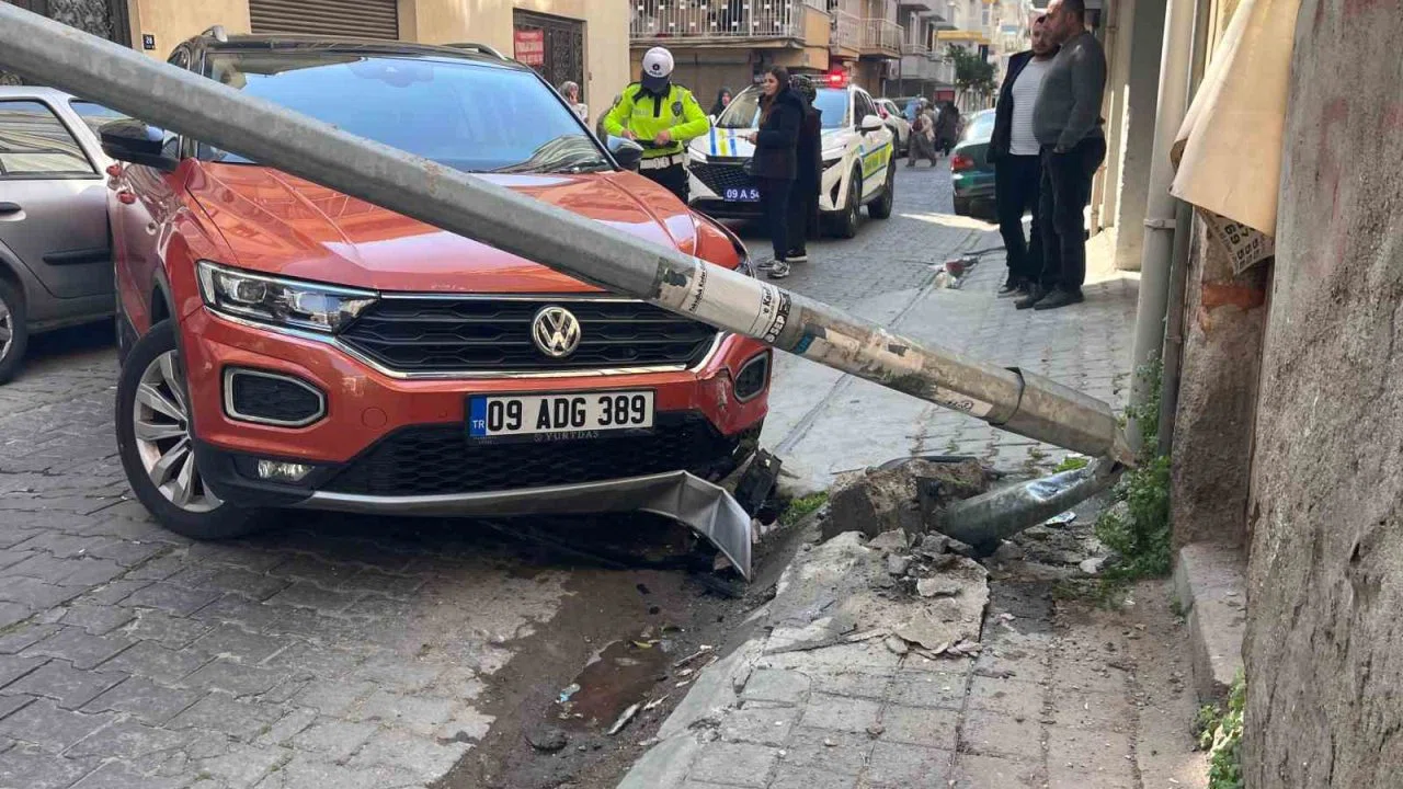 Kontrolden çıkan otomobil aydınlatma direğini devirdi