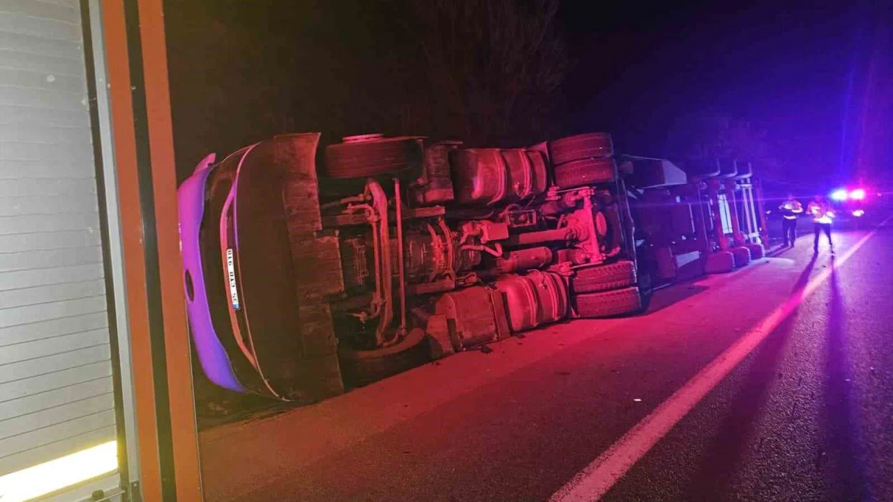 Kontrolden çıkan tır devrildi, şans eseri yaralanan olmadı