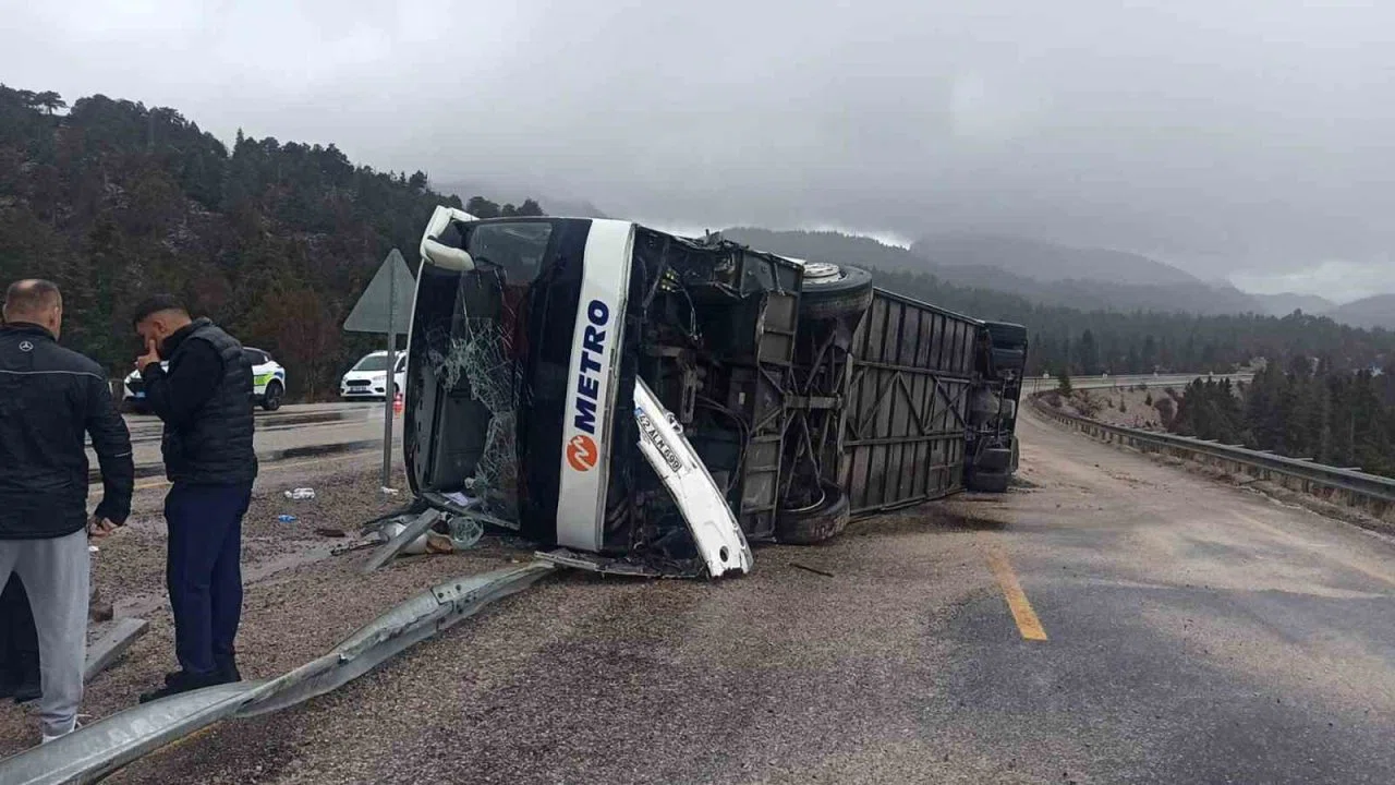 Konya’da yolcu otobüsü devrildi: 15 yaralı