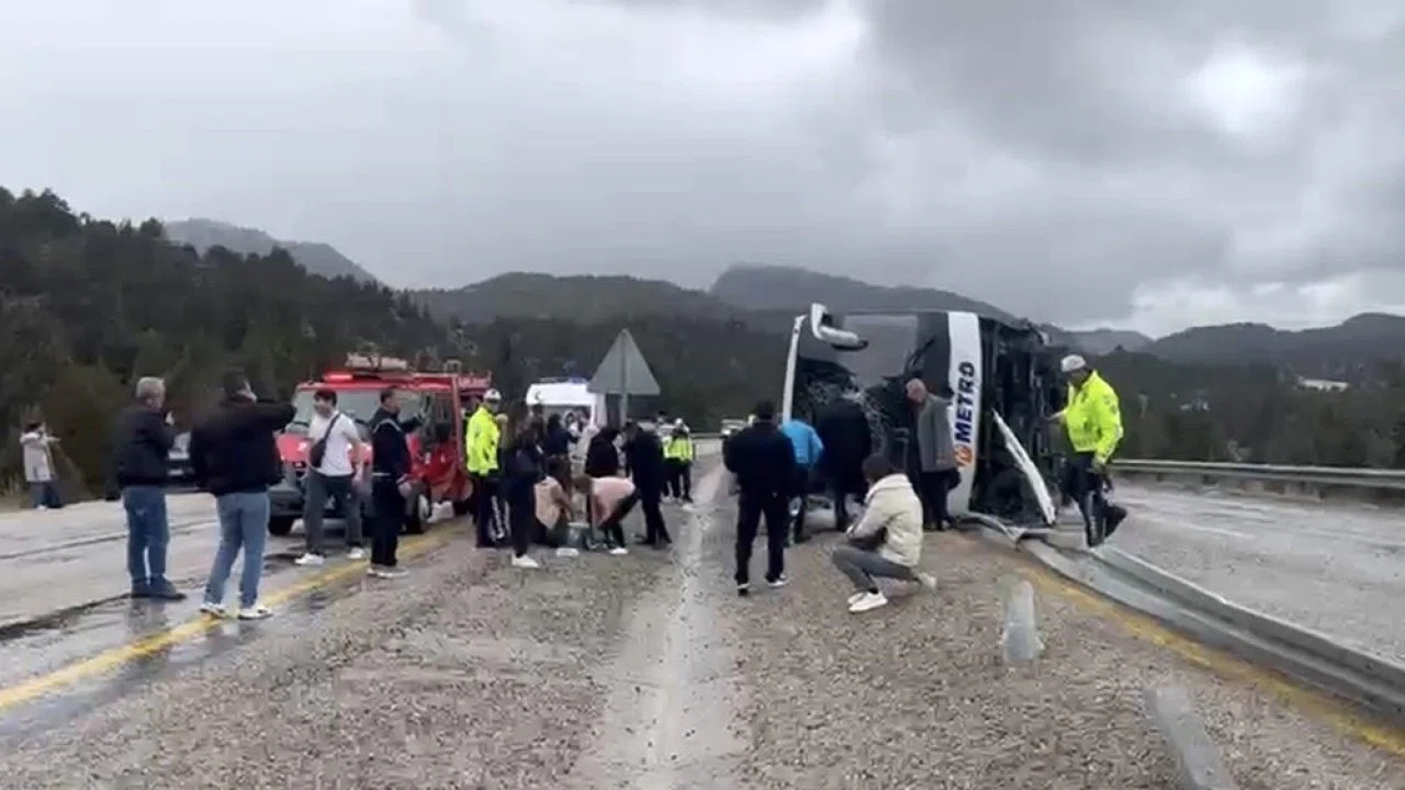 Konya’da yolcu otobüsü devrildi