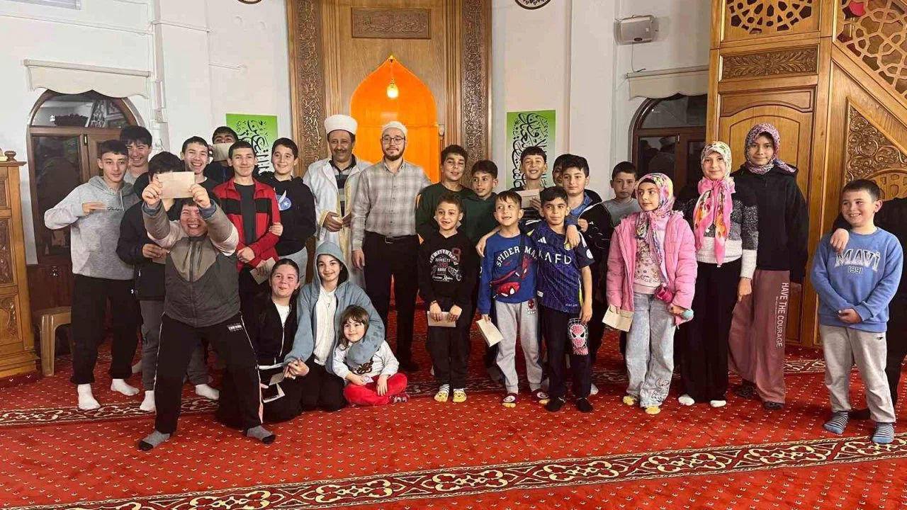 Köyceğiz’de çocuklar son teravihte bayram harçlıklarını aldı