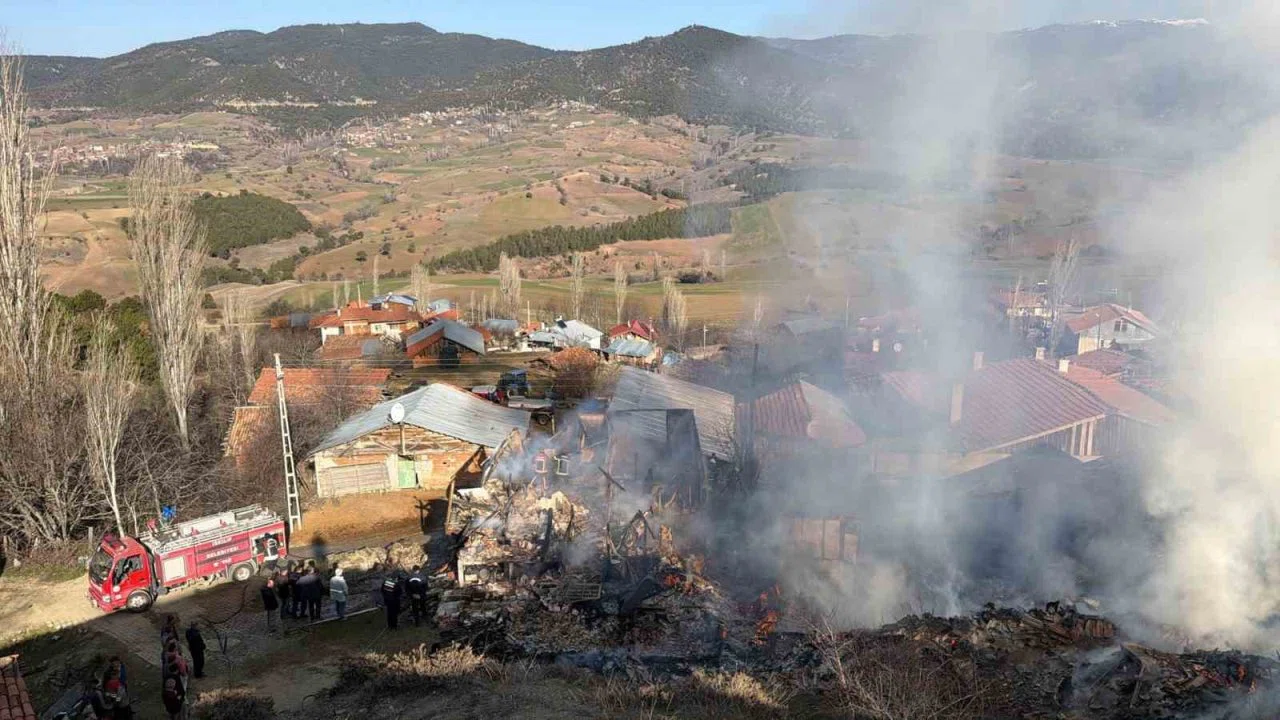 Köyde korkutan yangın: Evler ve ahırlar küle döndü