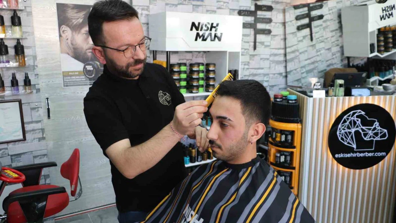 Kuaförlerin bayram tıraşı mesaisi sahura kadar uzuyor