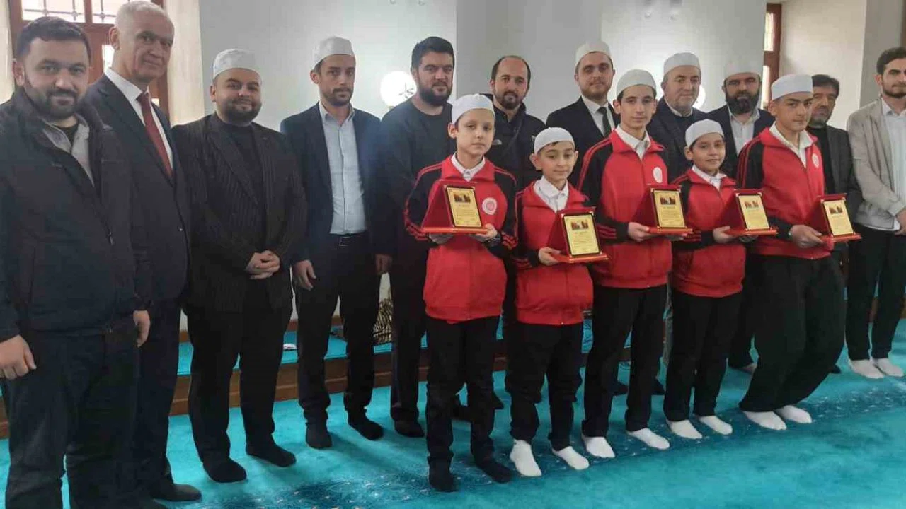 Küçük hafızlar plaket ile ödüllendirildiler