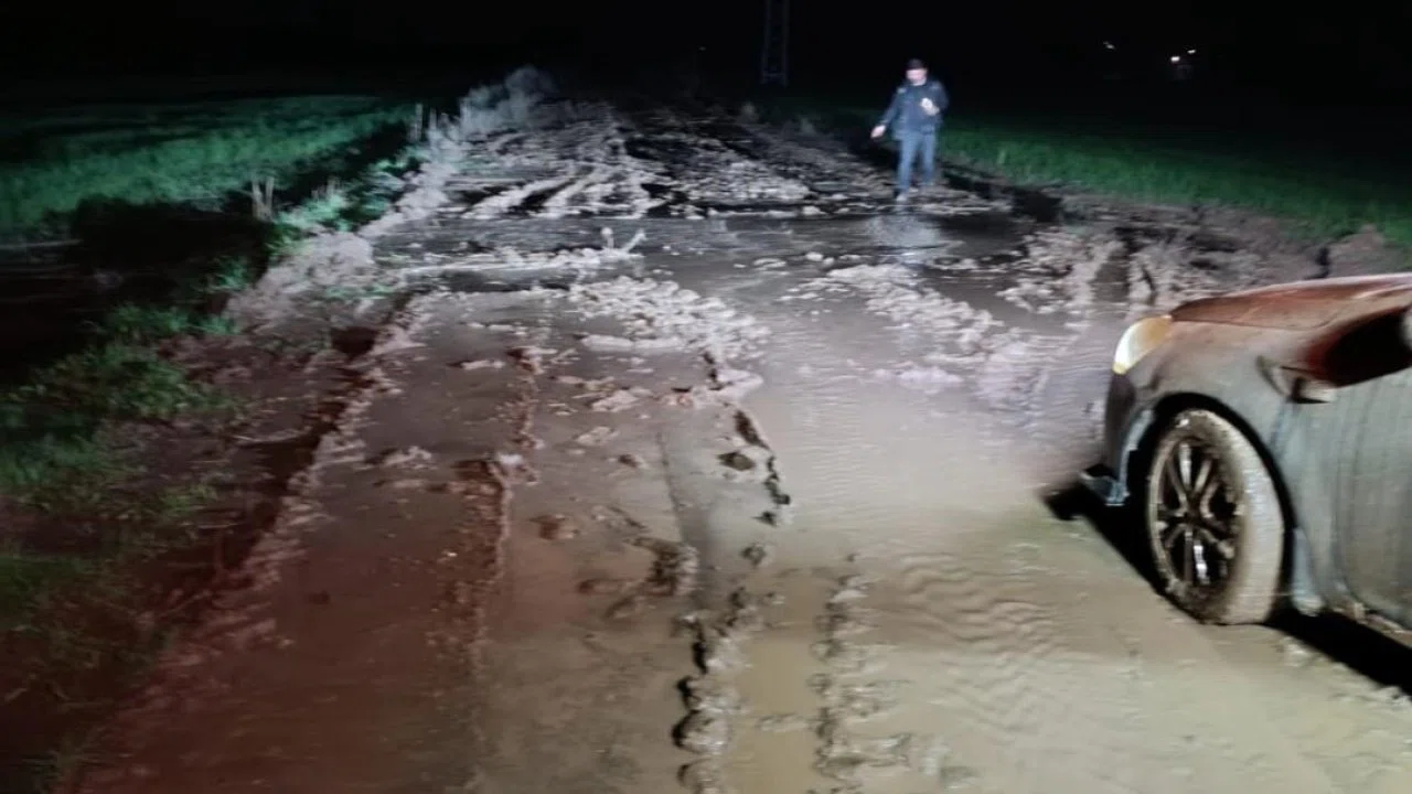 Kurtalan’da otomobil çamura saplandı