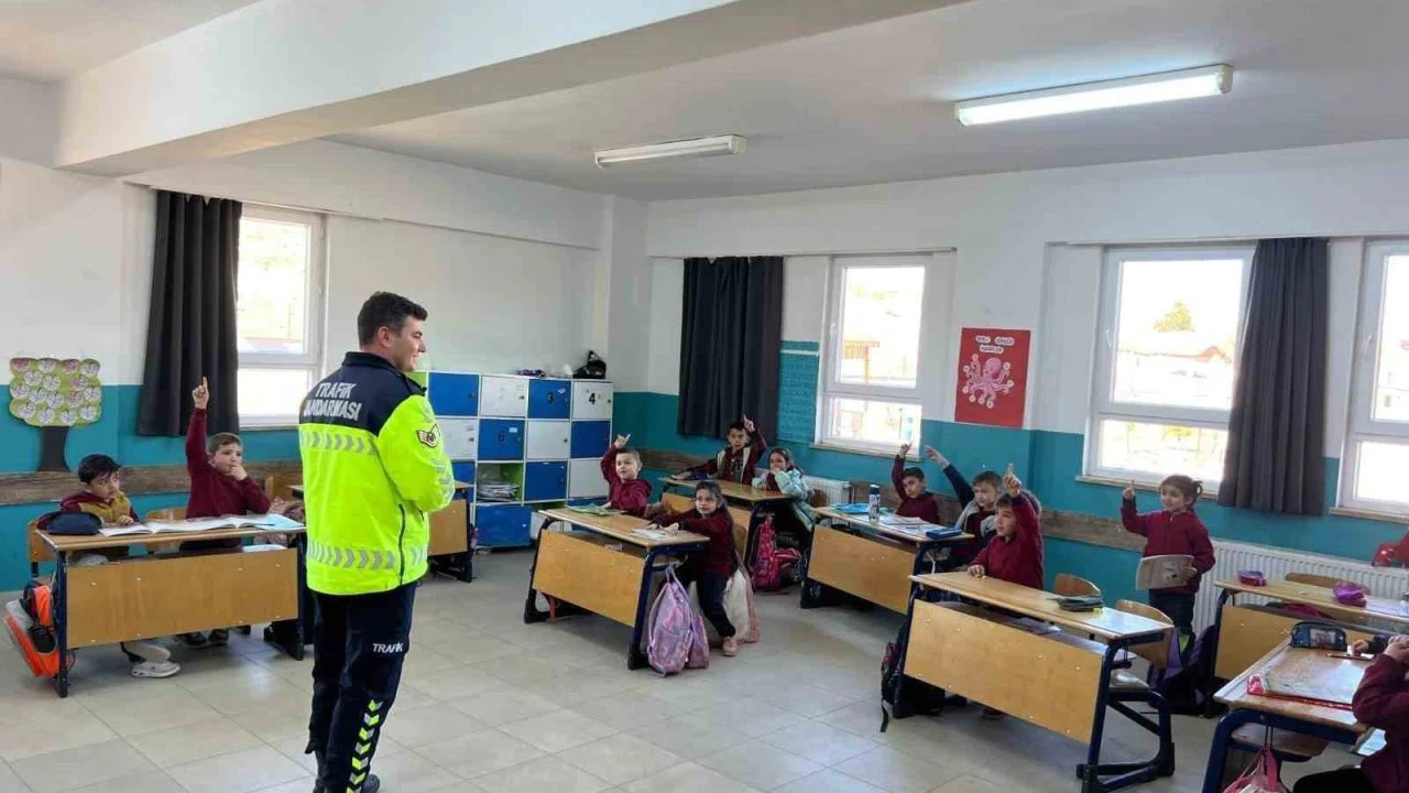 Kütahya’da jandarmadan öğrencilere trafik eğitimi