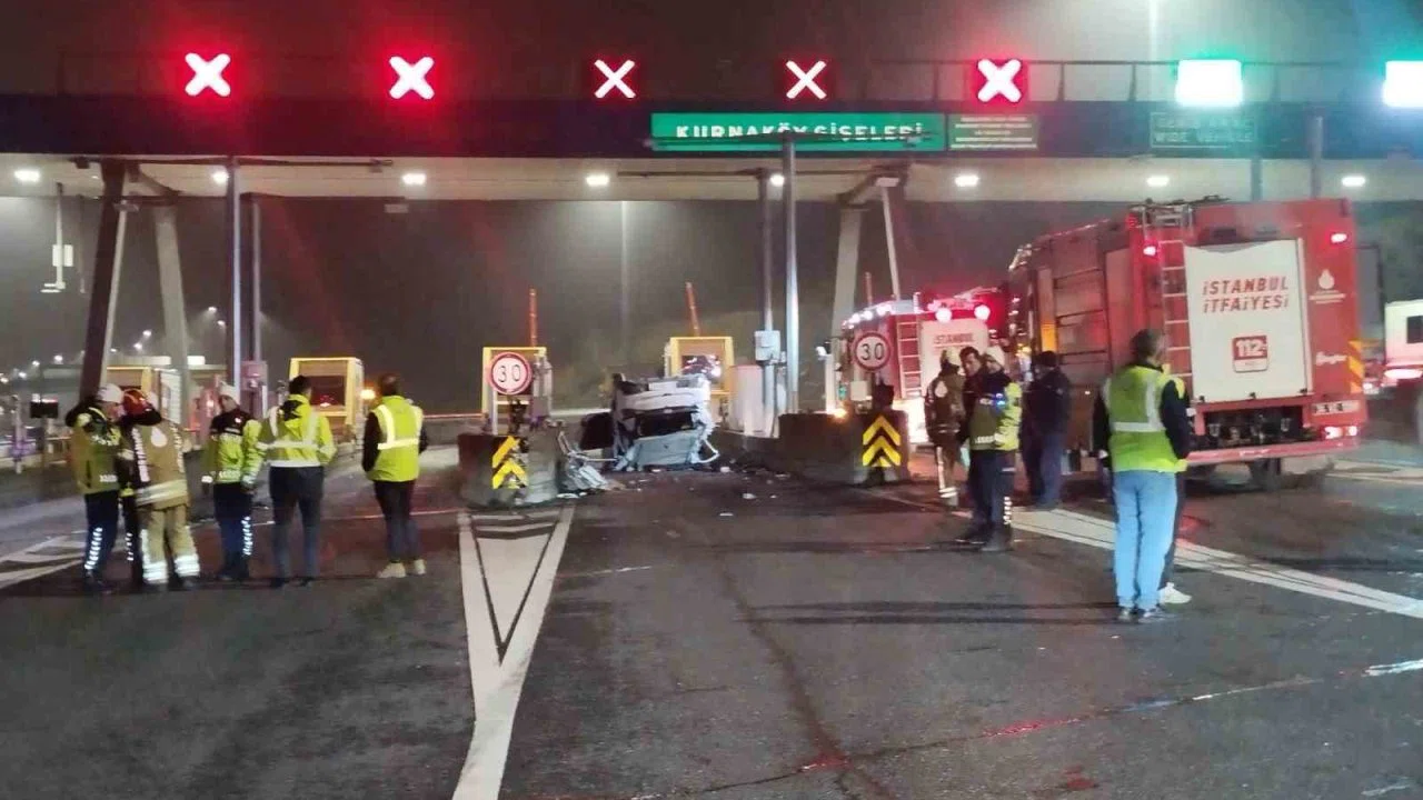 Kuzey Marmara Otoyolu Kurnaköy gişelerinde otomobil takla attı: 2 yaralı