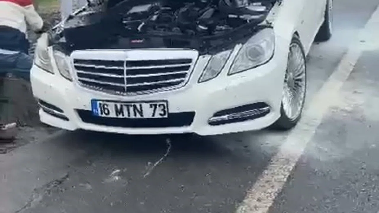 Lüks otomobil küle dönmeden söndürüldü