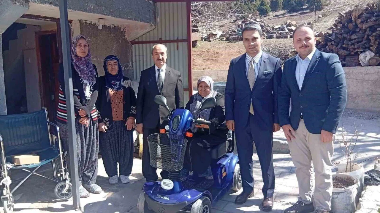 Mahalleli birleşti, engelli kadına akülü tekerlekli sandalye aldı