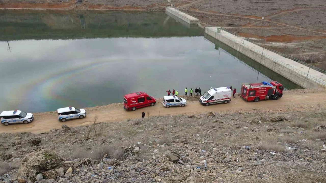 Malatya’da kontrolden çıkan araç gölete düştü