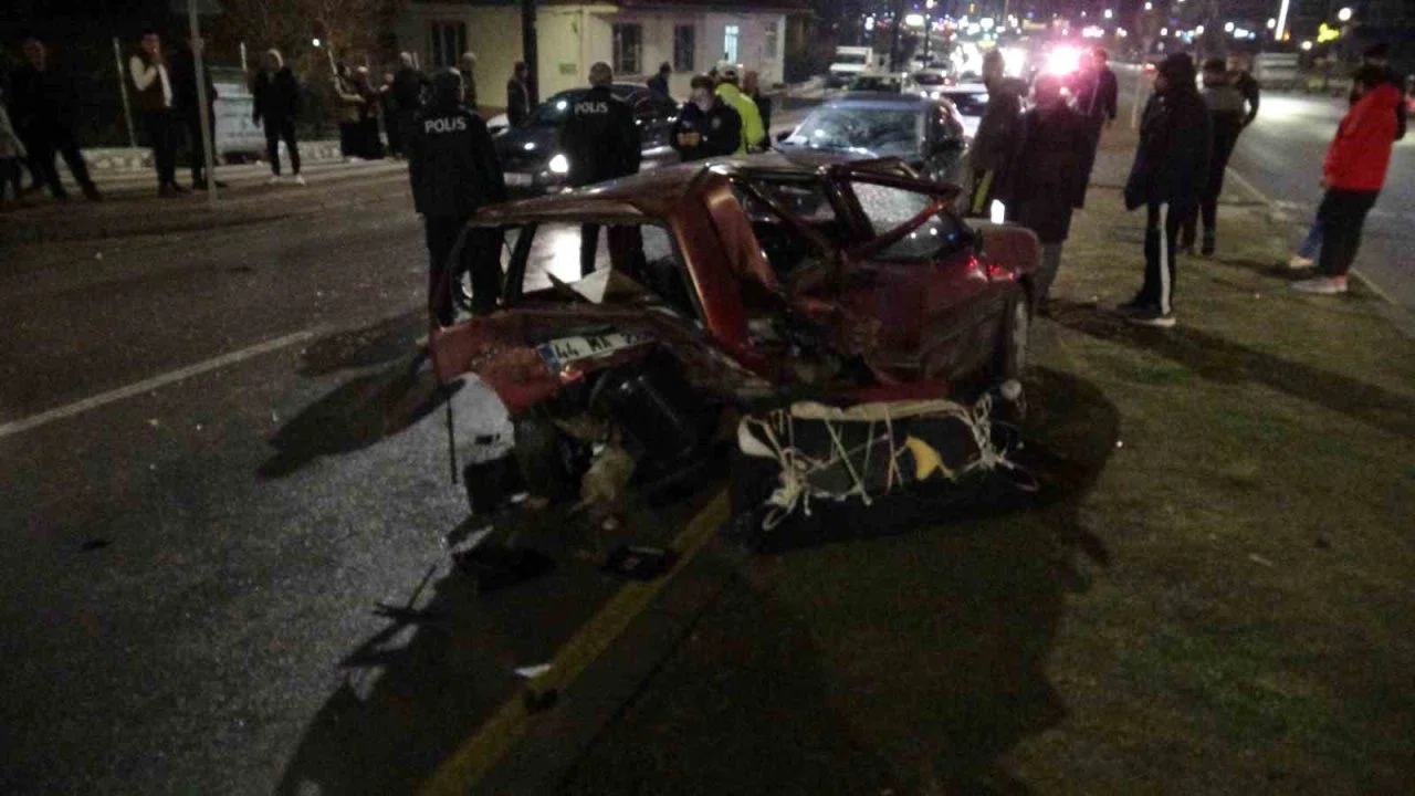 Malatya’da otomobilin çarptığı TOFAŞ kağıt gibi ezildi: 3 yaralı