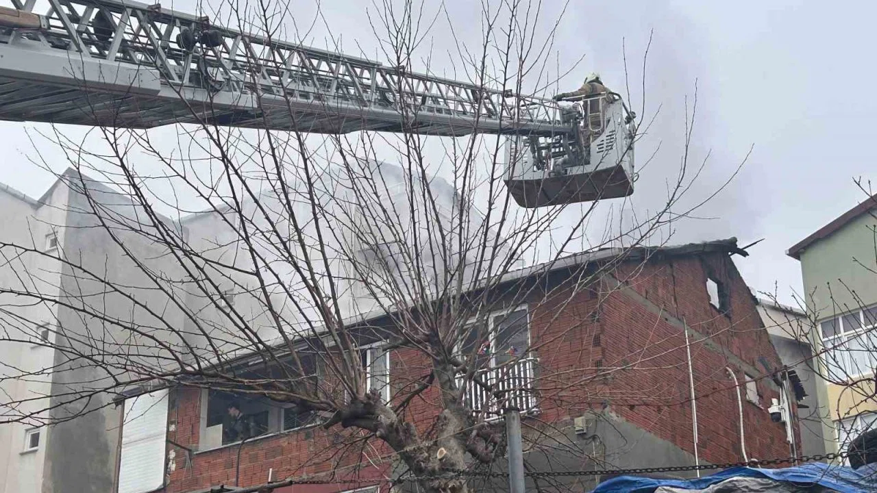 Maltepe’de korkutan çatı yangını: 2 kişi tahliye edildi