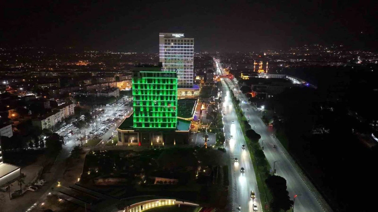 Manisa Büyükşehir Belediyesinden Tıp Bayramı’na özel ışıklandırma