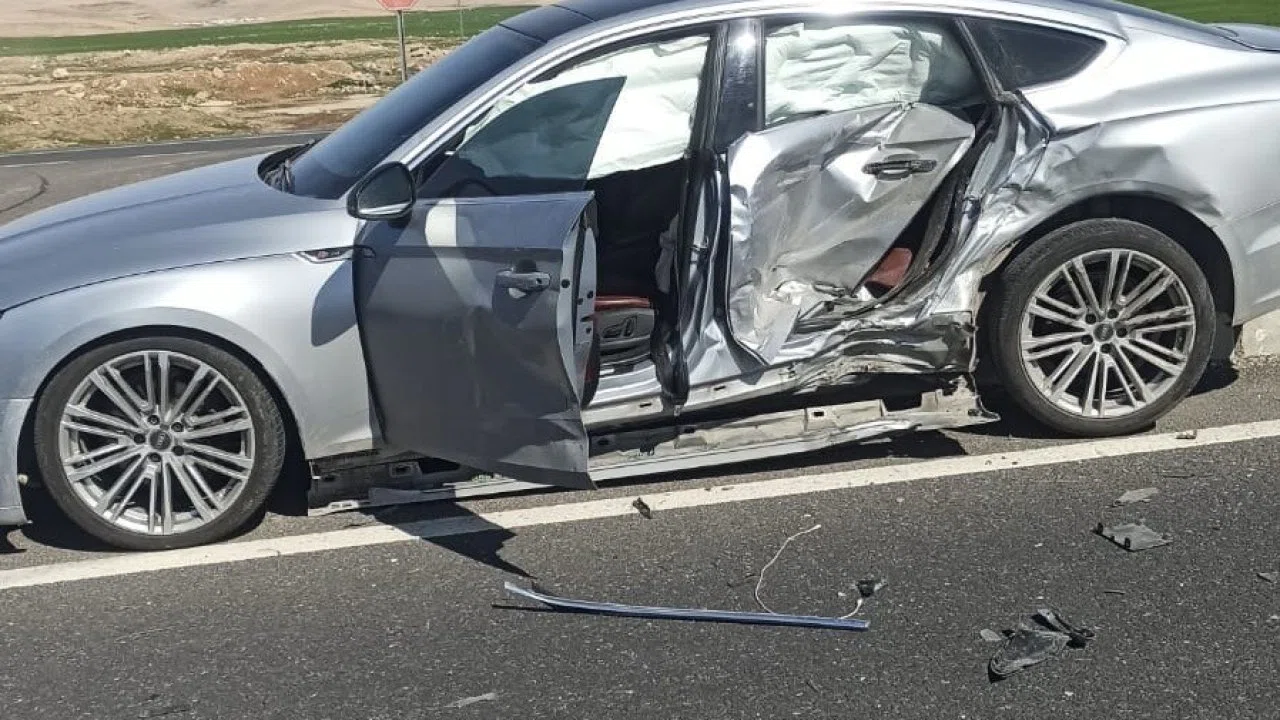 Mardin’de otomobiller çarpıştı: 3 yaralı