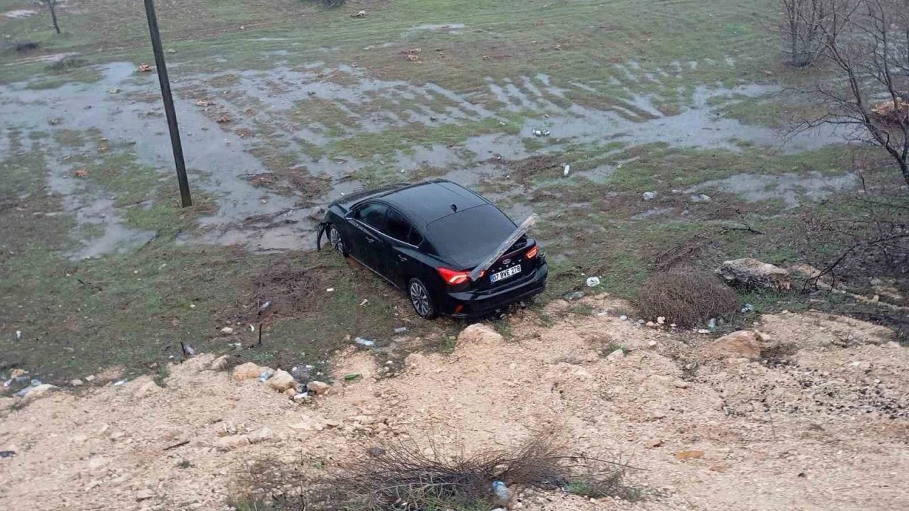 Mardin’de şarampole yuvarlanan otomobildeki 2 kişi yaralandı