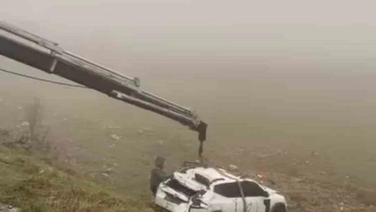 Mardin’de yol kenarına devrilen otomobilin sürücüsü yaralandı