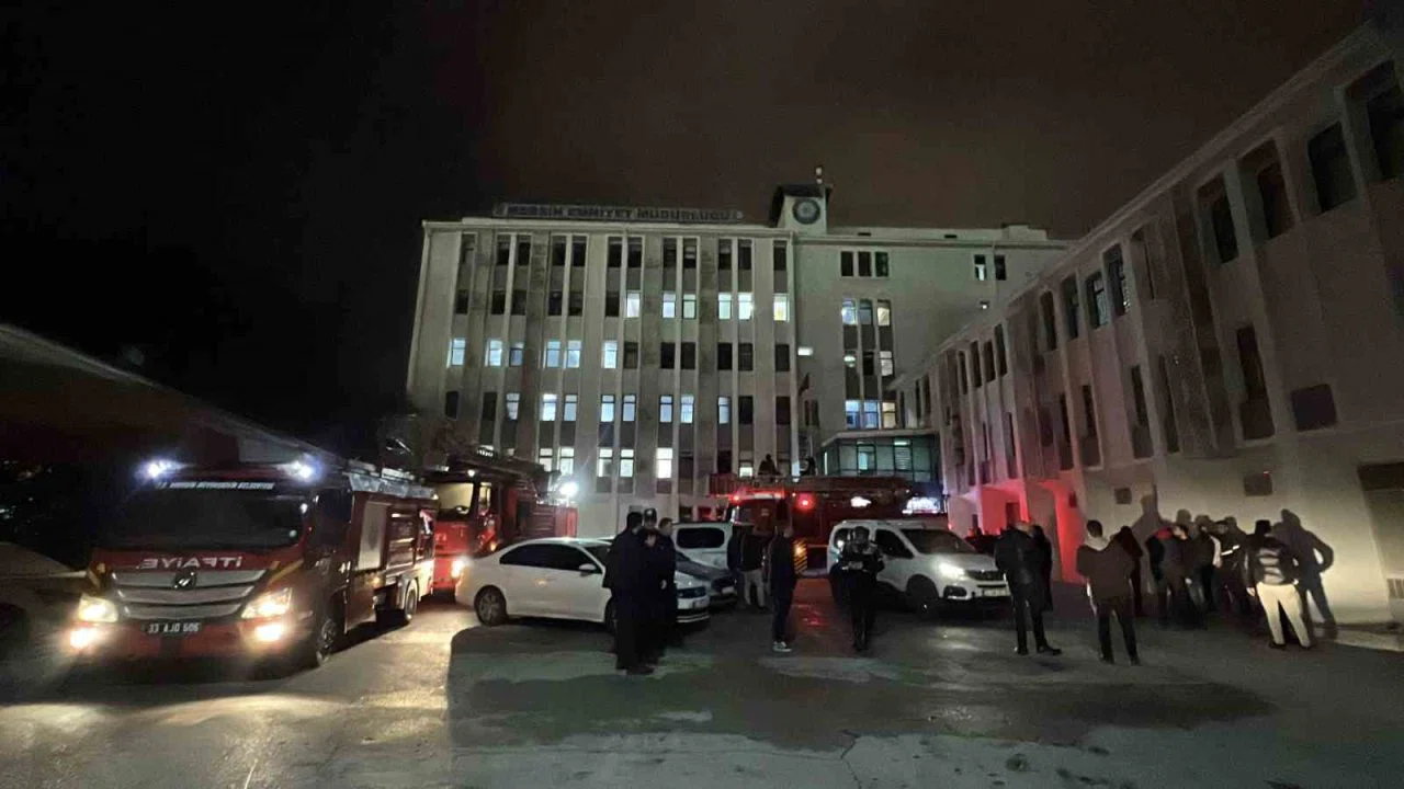 Mersin’de emniyetin ek binasında çıkan yangın büyümeden söndürüldü