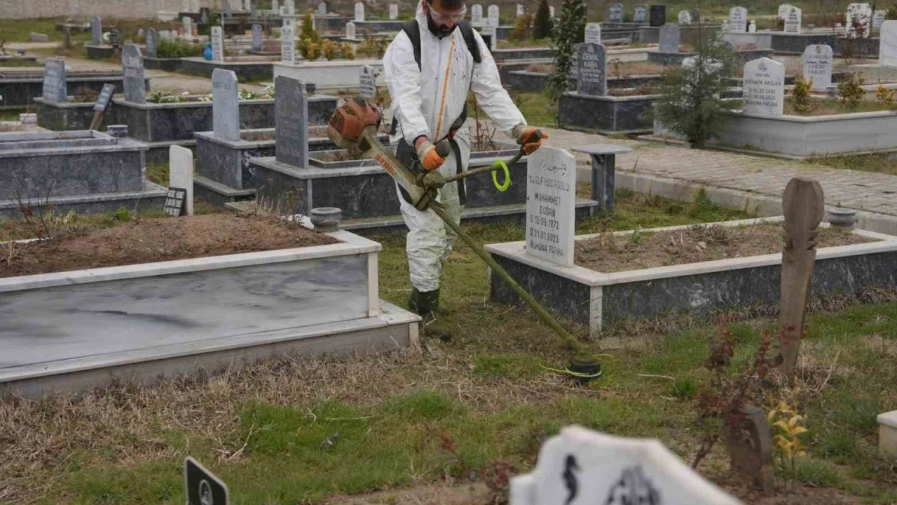Mezarlıkların bakımları tamamlandı