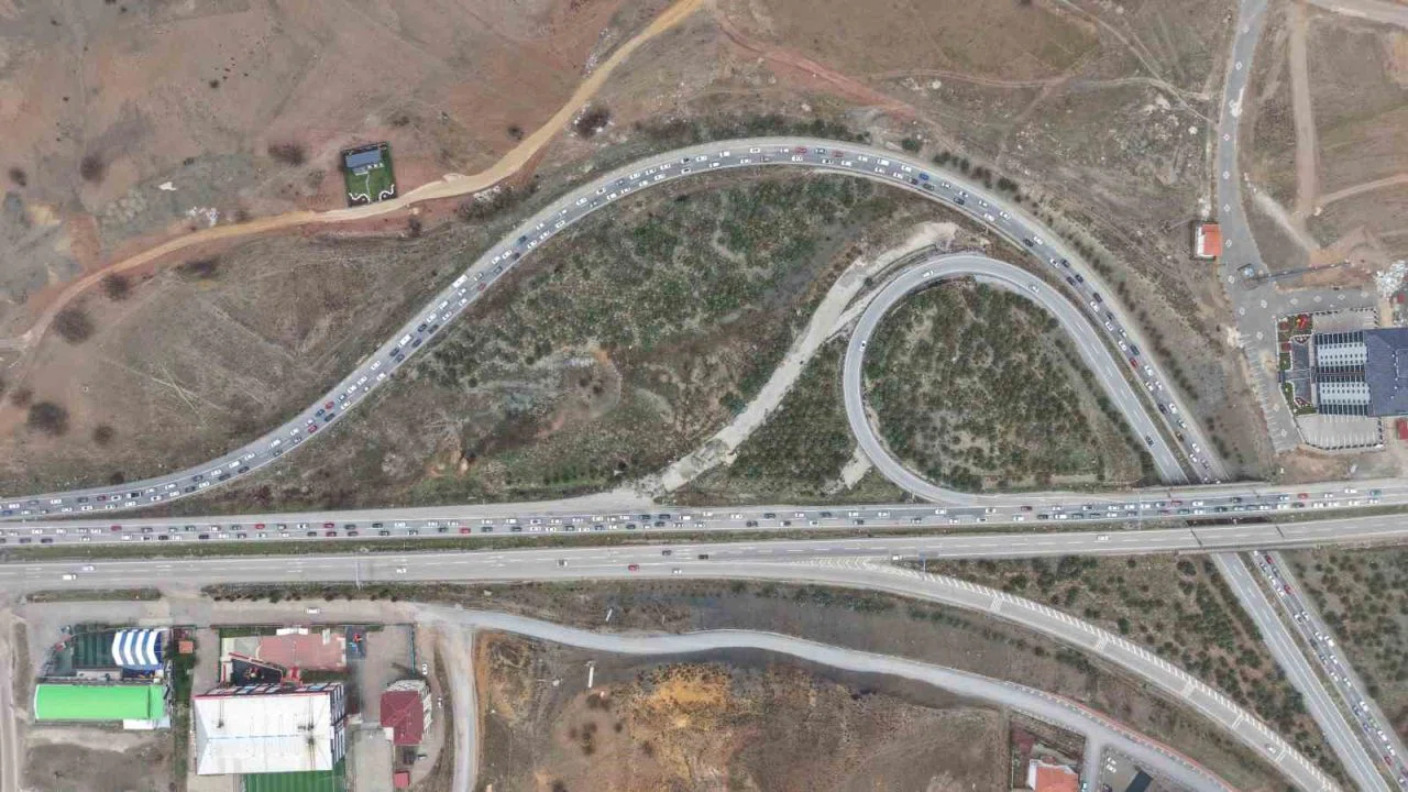 Milyonlarca öğrenci pazartesi ders başı yapacak, tatilciler dönüşe geçti: 43 ilin geçiş noktasında yoğun trafik