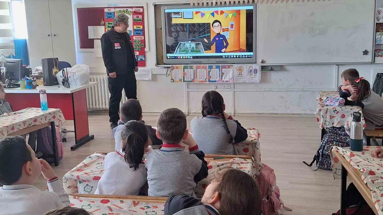 Minik öğrenciler afetlere karşı bilinçleniyor