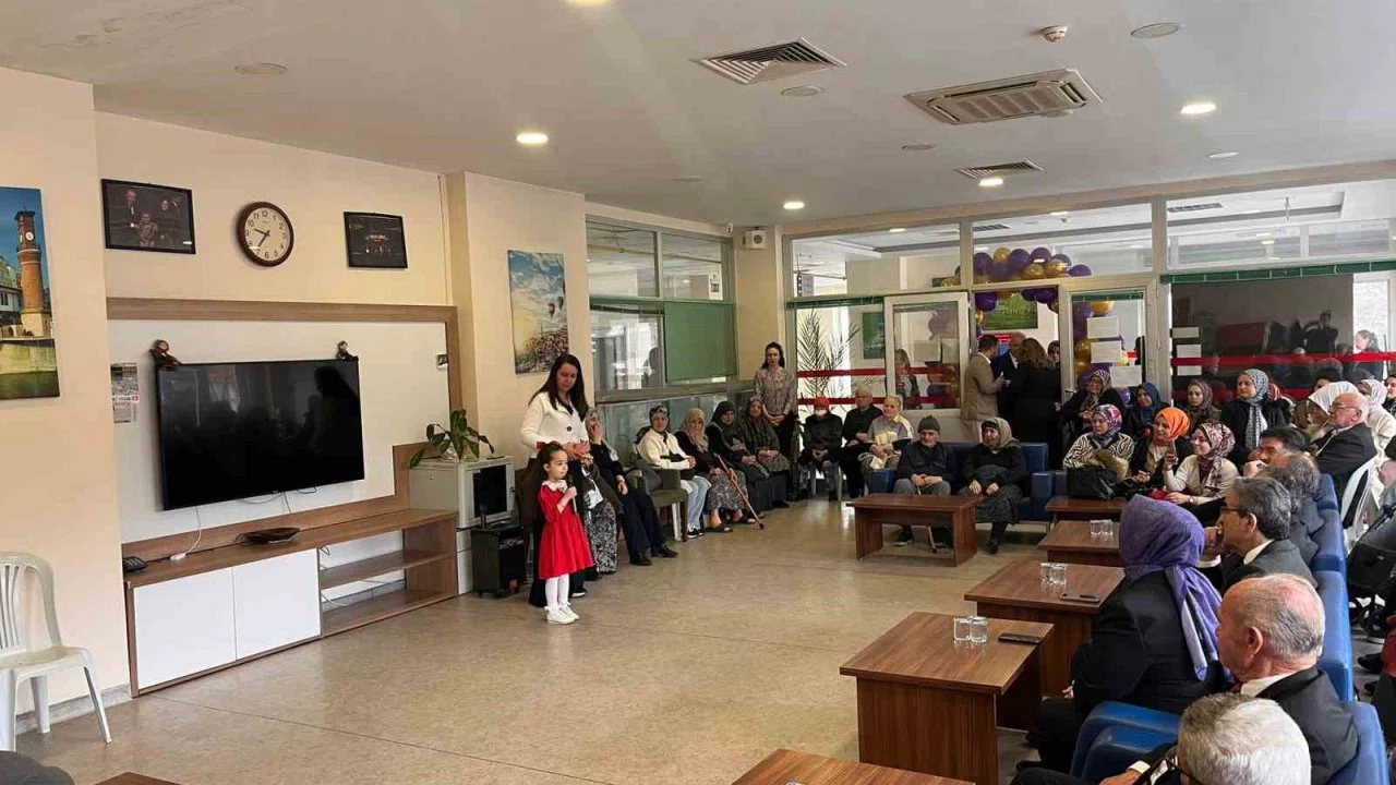 Miniklerden huzurevi sakinlerine anlamlı ziyaret