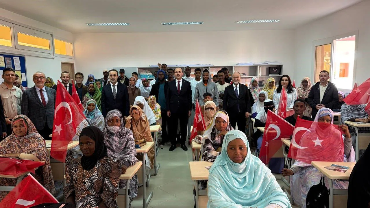 Moritanya’da Türkoloji okuyan Afrikalı öğrenciler UCLG Başkanı Altay’ı coşkuyla karşıladı