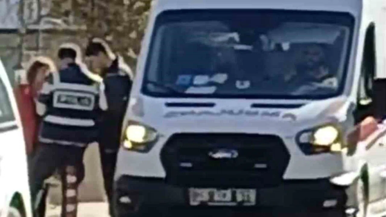 Motosikleti üzerine devrilen sürücü yaralandı