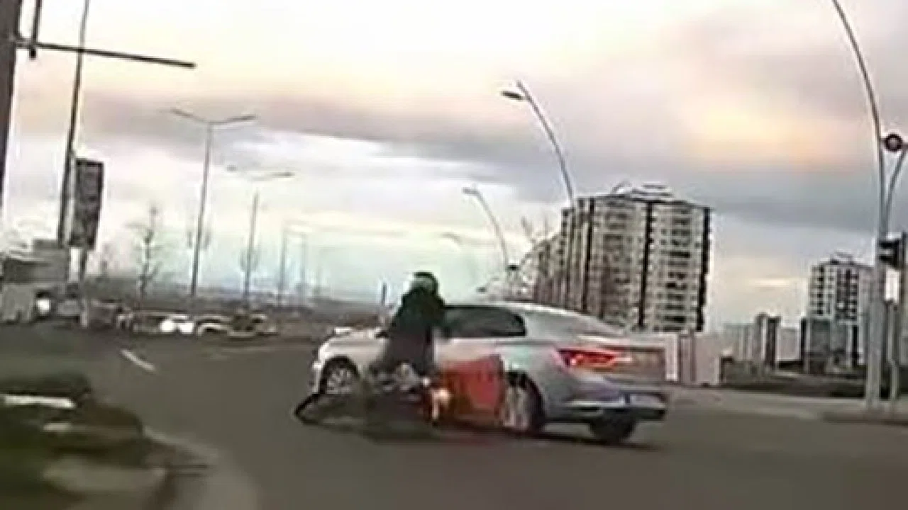 Motosikletin otomobille çarpışma anı kamerada