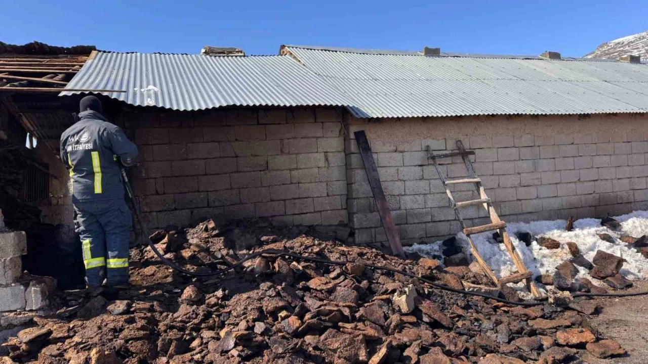 Muradiye’de ahır yangını