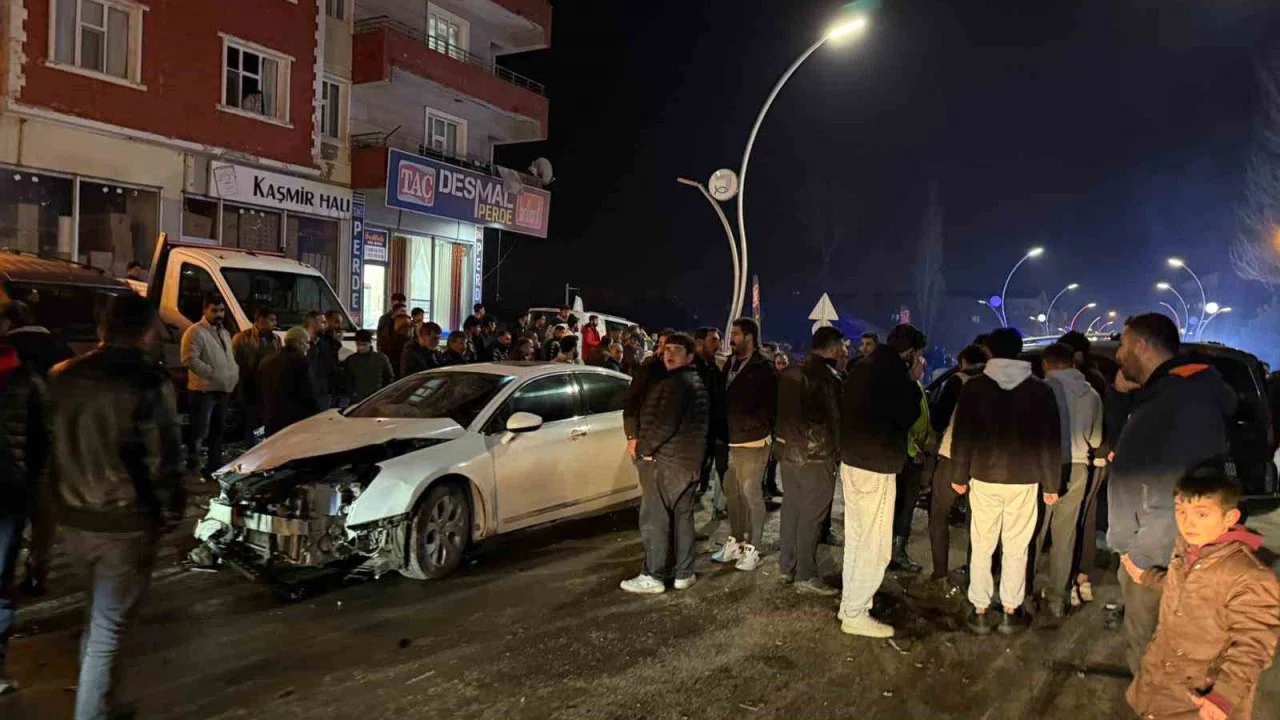 Muradiye’de otomobil ve kamyonet çarpıştı: 2 yaralı