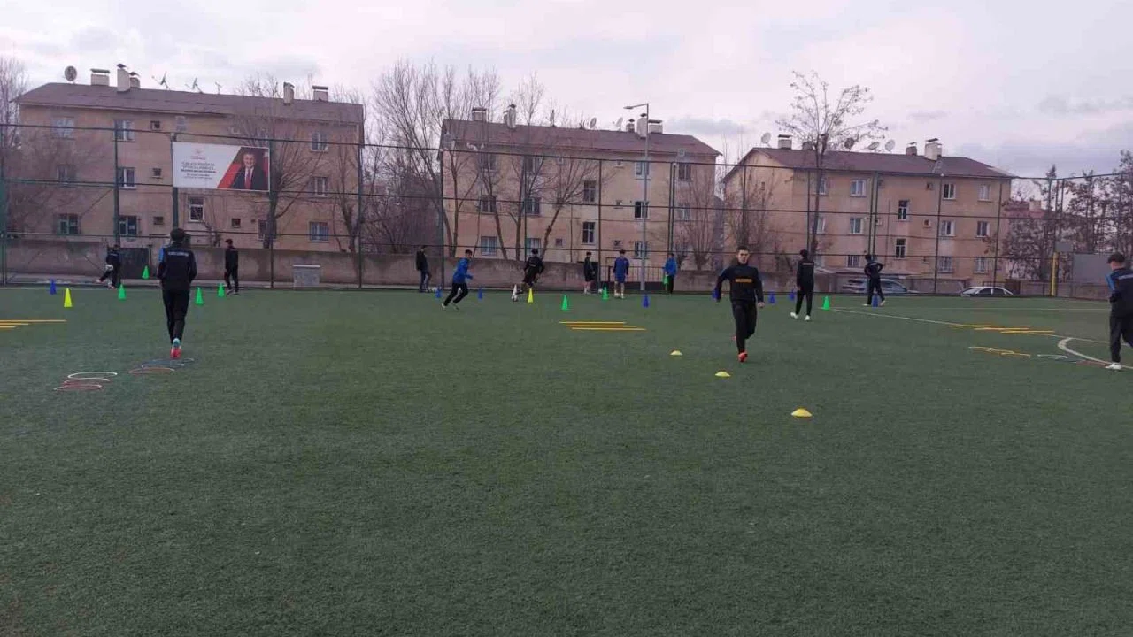 Muş’ta futbol antrenmanları sürüyor