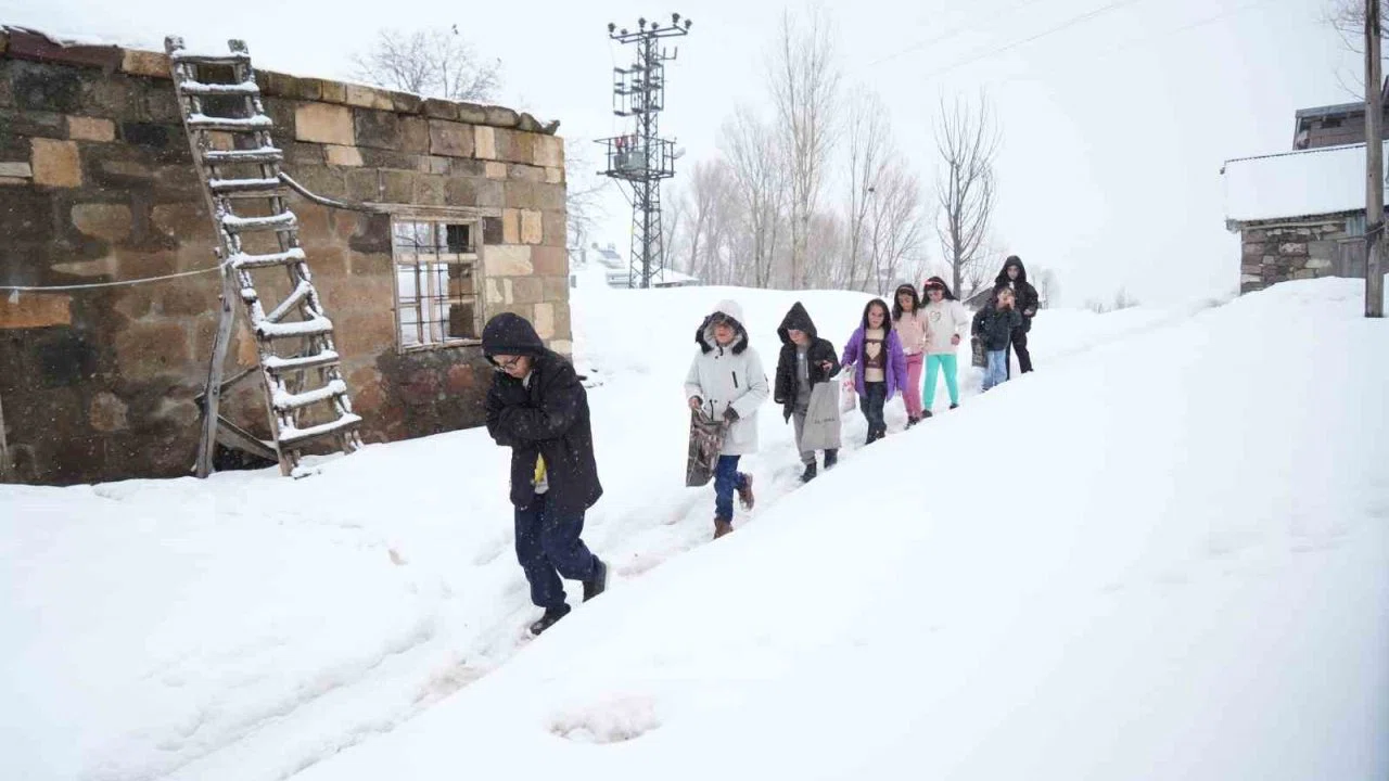 Muş’ta kar üstünde bayram sevinci