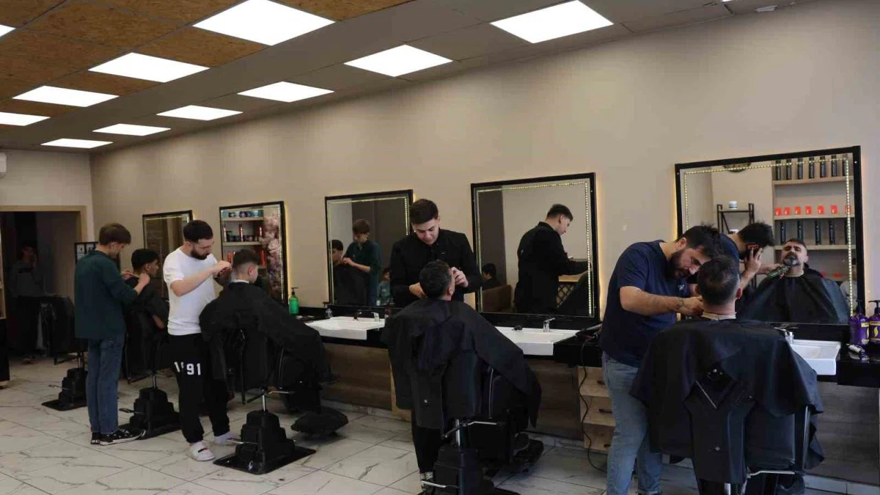 Müşteriler tıraşı son güne bıraktı: Berberler yoğunluktan randevu sistemine geçti