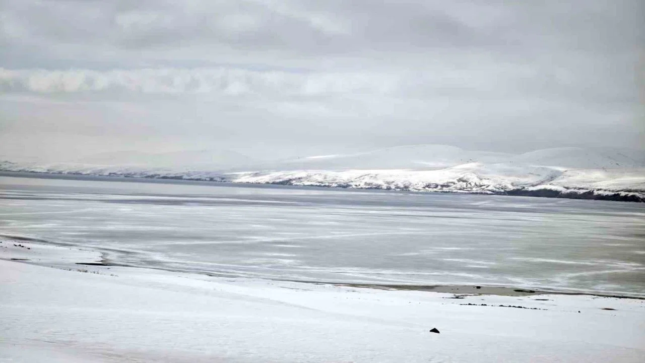 Nazik Gölü’nde buzların çözülmesi bu yıl gecikti