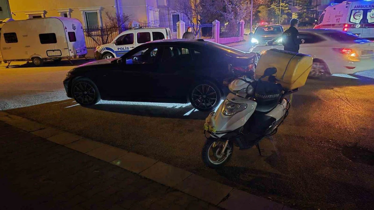 Önüne araç çıkınca motosikleti deviren kurye yaralandı