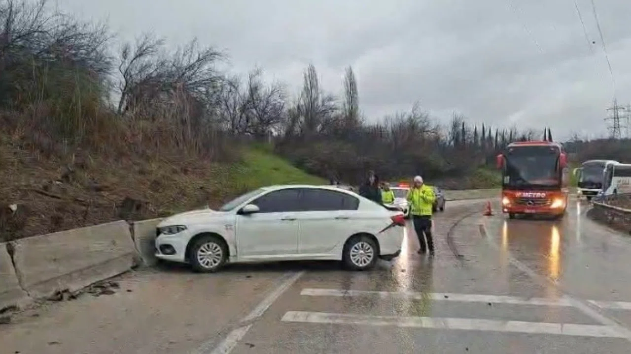 Otobanda zincirleme kaza: 4 araç birbirine girdi