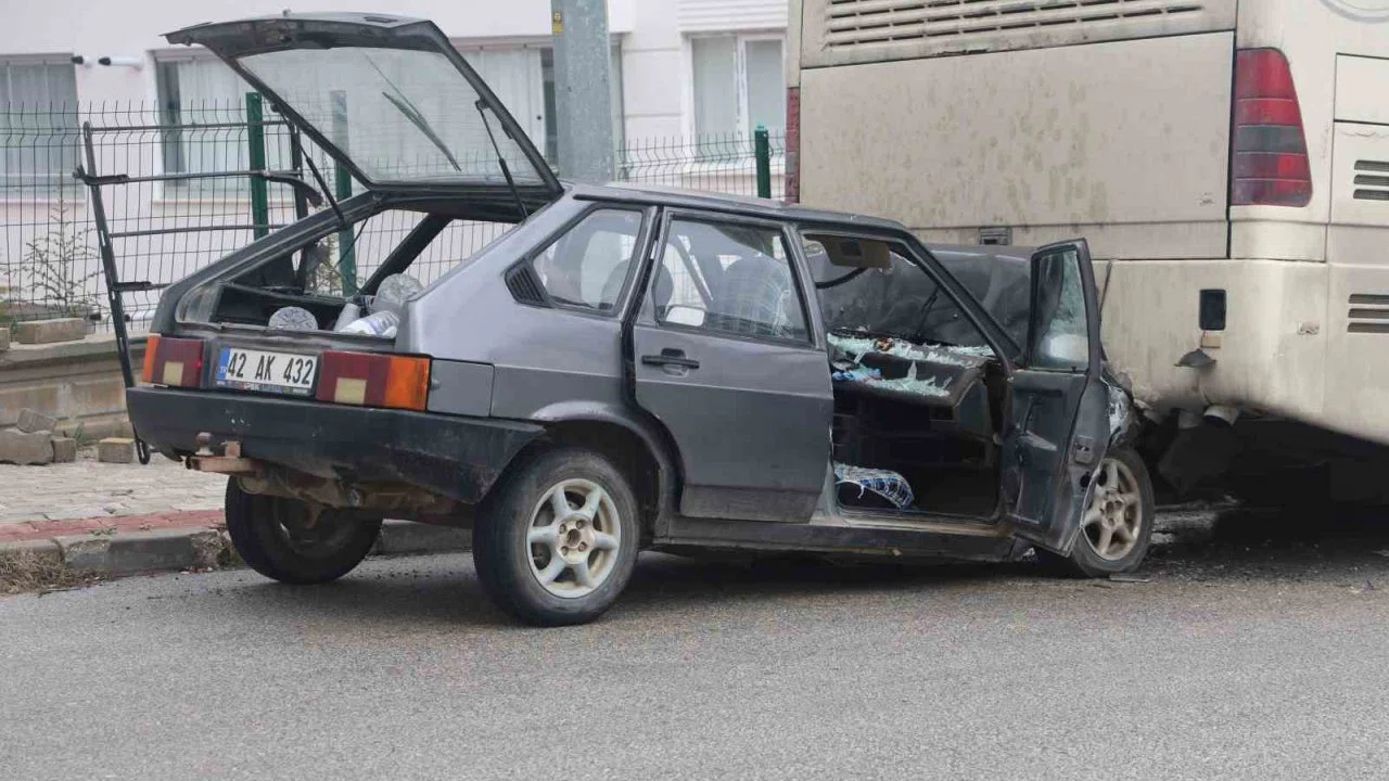 Otomobil park halindeki otobüse çarptı: 1 yaralı