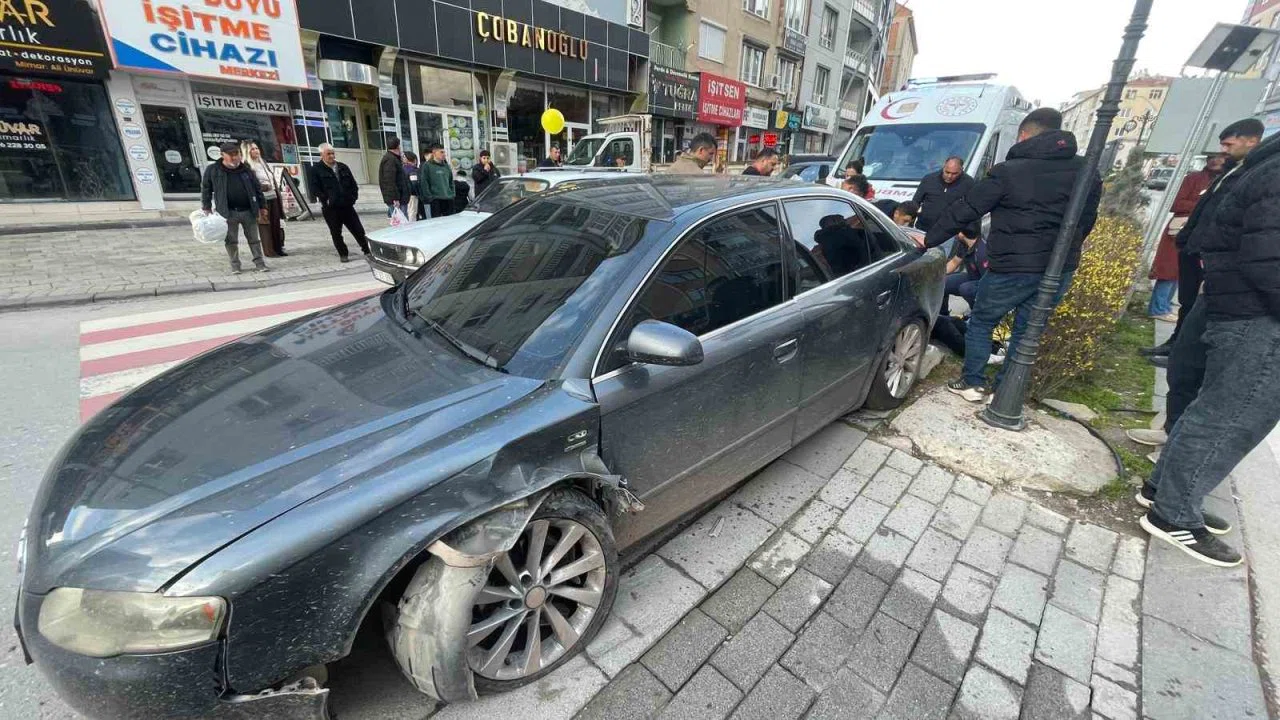 Otomobil refüjdeki dubalara çarptı: 1 yaralı