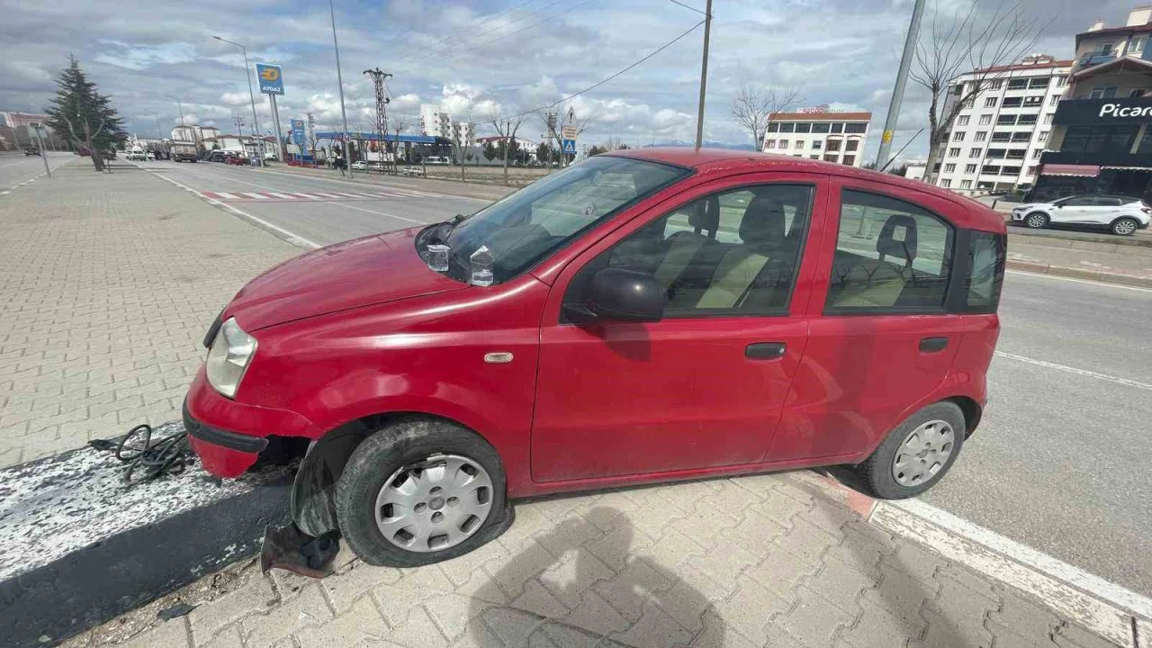 Otomobil refüje çıktı, sürücü kazayı yara almadan atlattı