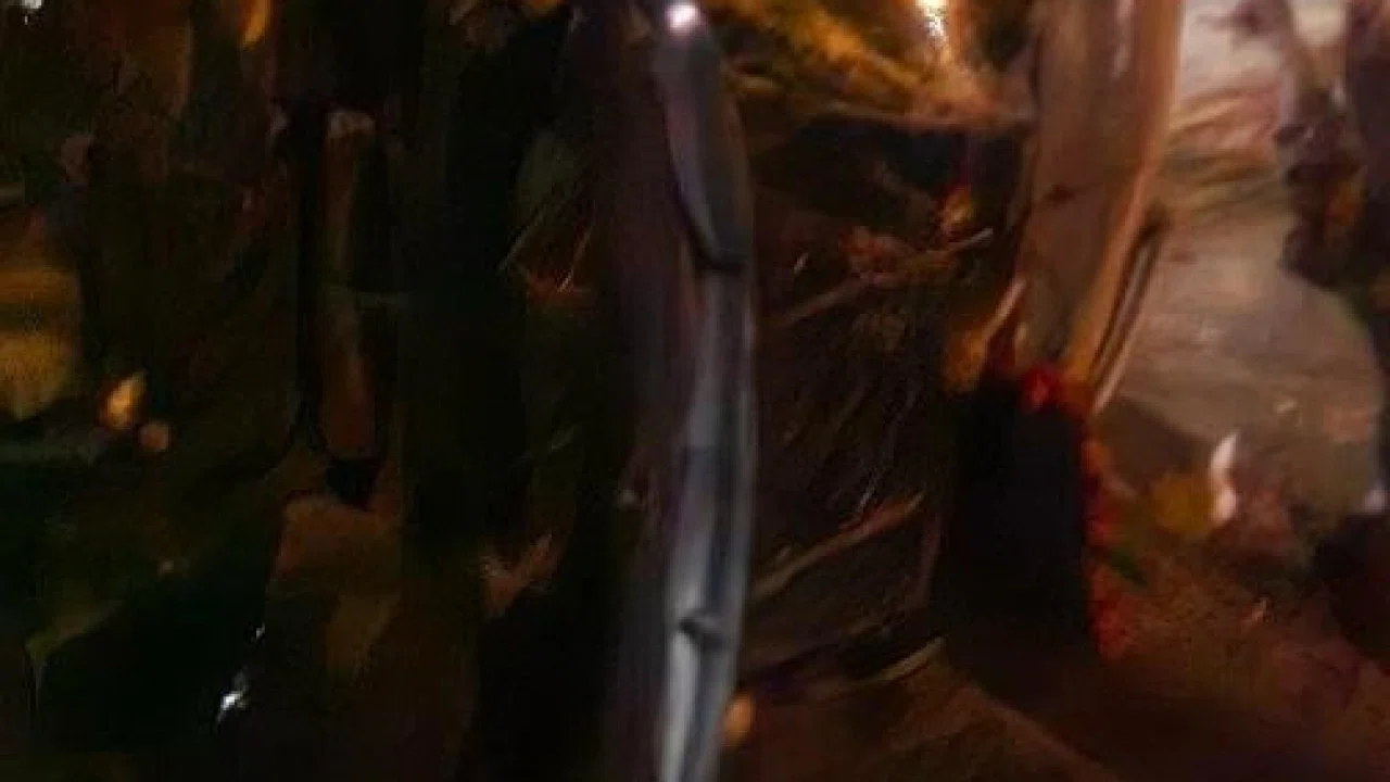 Park edilen araç yan yattı: Sürücü ağır yaralandı