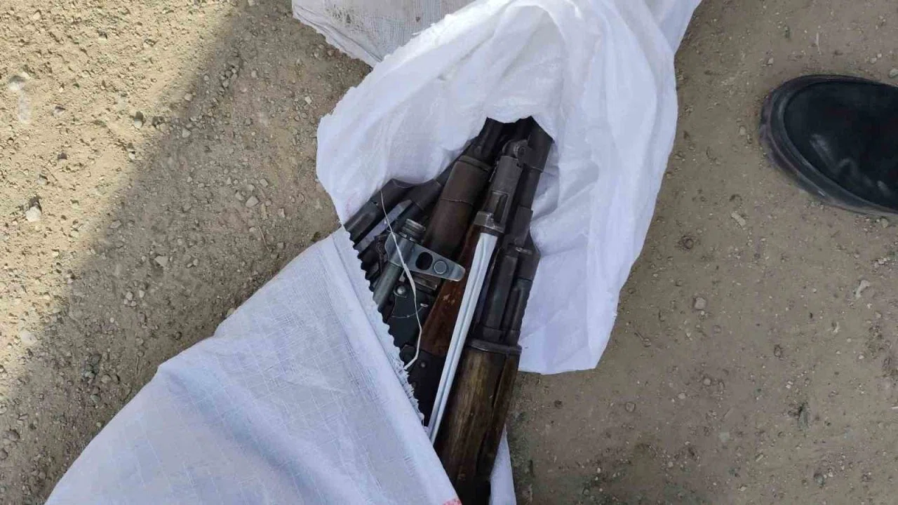 Polisten kaçarken içi kalaşnikof dolu çuvalı yola atan şahıslar yakayı ele verdi