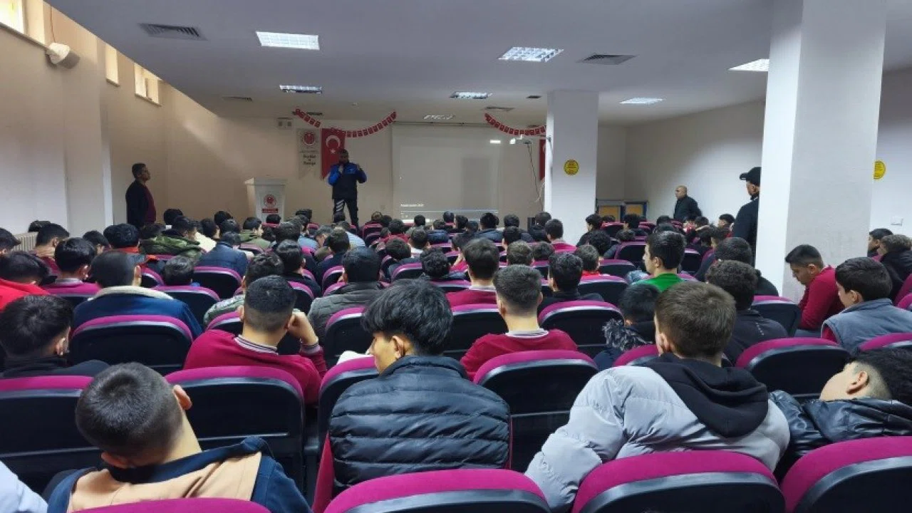 Polisten Niğde’de vatandaş ve öğrencilere yönelik bilgilendirme çalışmaları