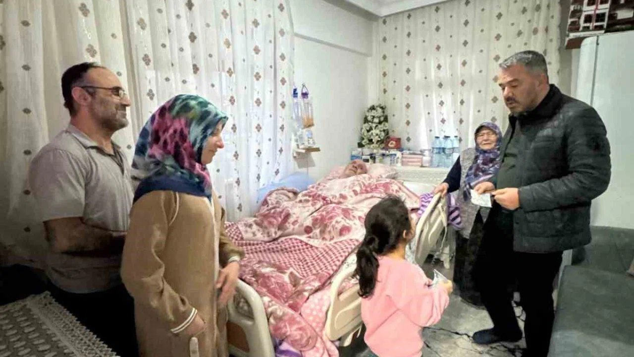 Pursaklar Belediyesi’nden evinden çıkamayan hastalara anlamlı ziyaret