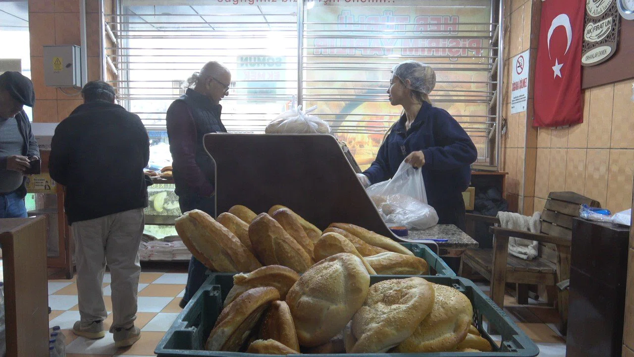 Ramazan ayında zam yapmayan fırıncı ekmeği ve pideyi 10 TL’den satıyor