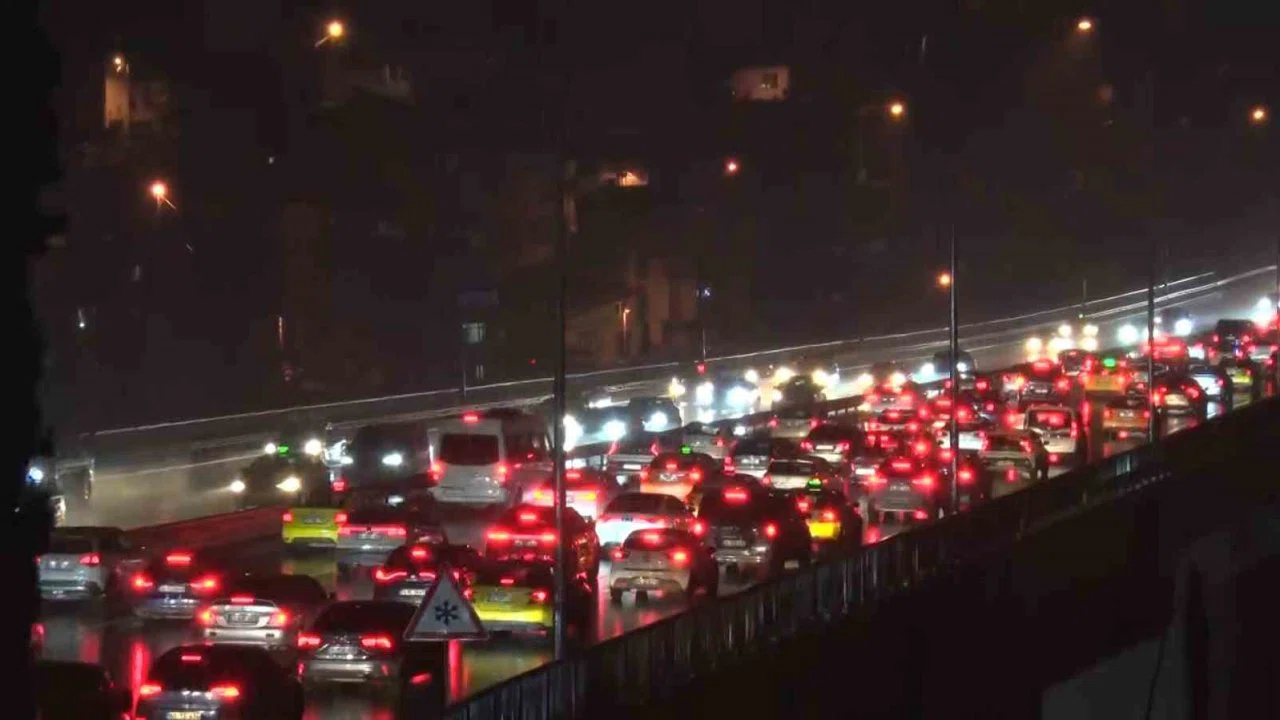 Ramazan Bayramı’nın ikinci gününde gece saatlerinde köprü trafiği devam ediyor