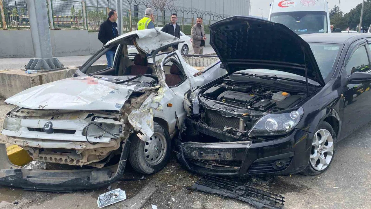 Refüje çarpıp karşı şeride geçen otomobil başka araca çarptı: 1 ölü