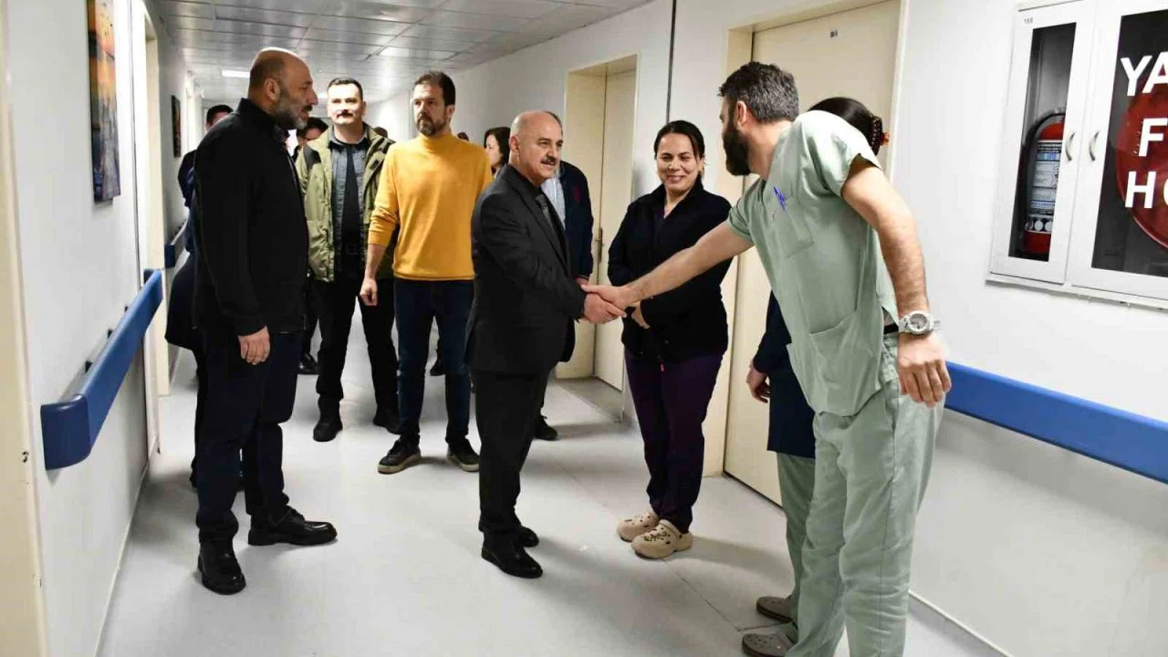 Rektör Sözbir sağlık çalışanları, hasta ve yakınları ile bayramlaştı