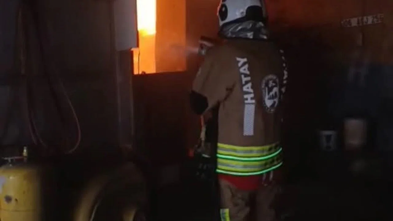 Reyhanlı’da iş yeri alevlere teslim oldu