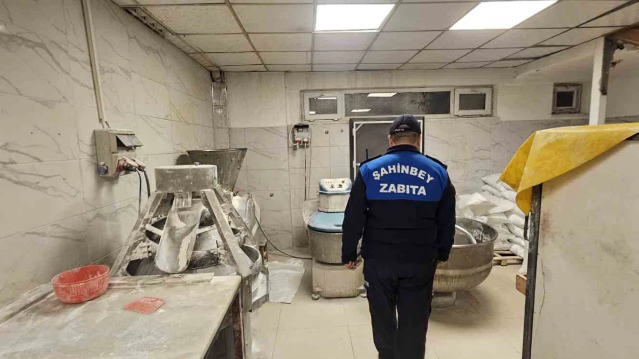 Şahinbey Belediyesi zabıta ekiplerinden gece denetimi